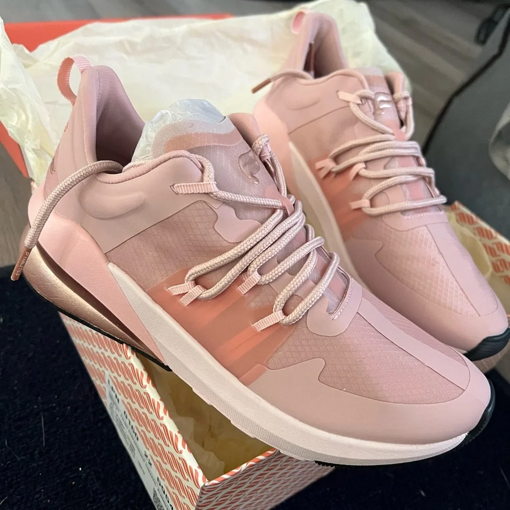New in box new with tags Fabletics sneakers size 7 - Picture 1 of 4